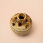 Flower Frog vaasje St Ives 1976 beige met bruin glazuur