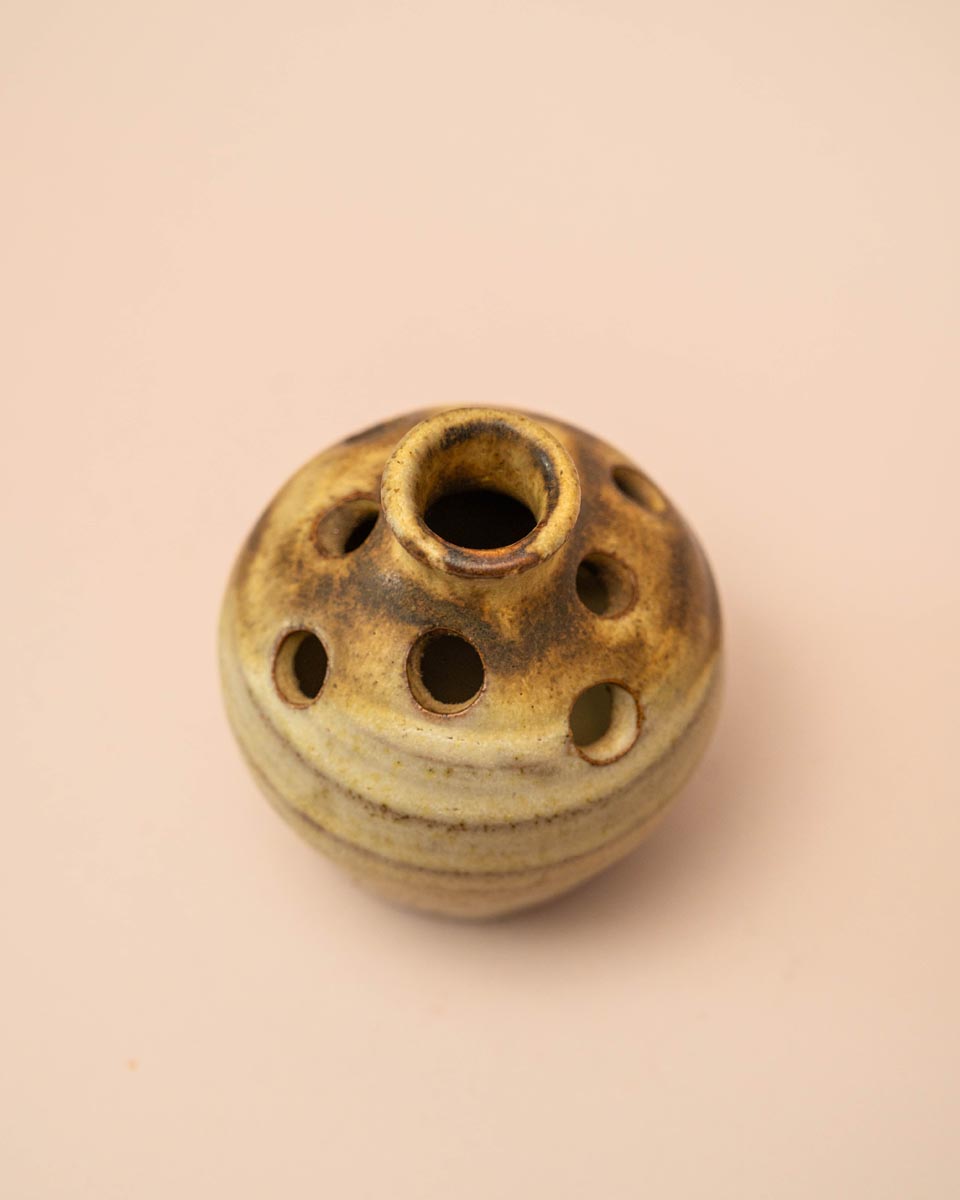 Flower Frog vaasje St Ives 1976 beige met bruin glazuur