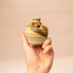 Flower Frog vaasje St Ives 1976 beige met bruin glazuur