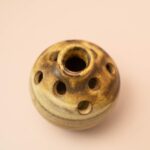 Flower Frog vaasje St Ives 1976 beige met bruin glazuur