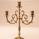 Antieke messing kandelaar voor drie kaarsen