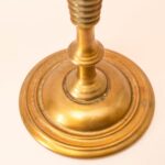 Antieke messing kandelaar voor drie kaarsen