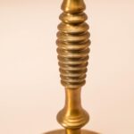 Antieke messing kandelaar voor drie kaarsen