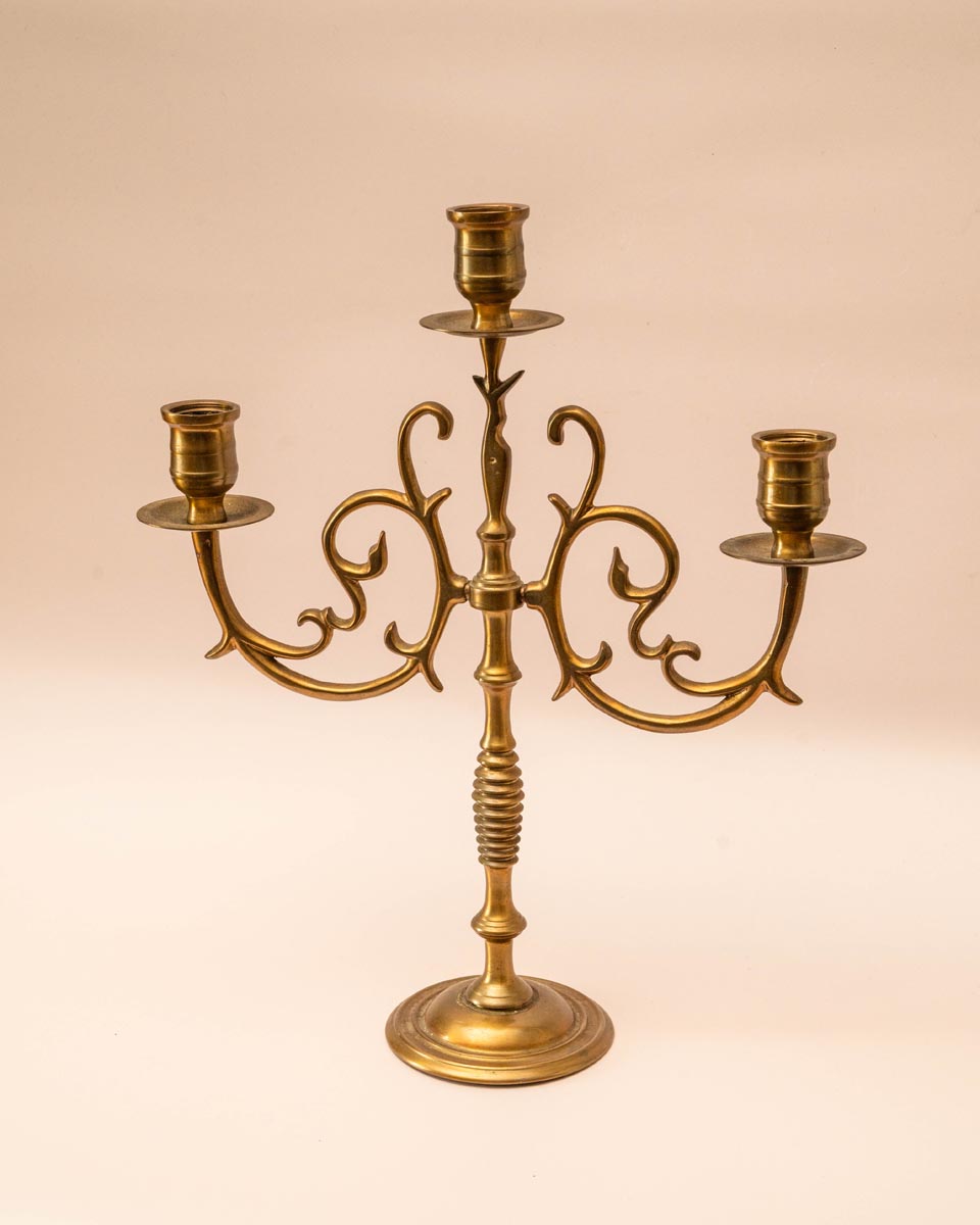 Antieke messing kandelaar voor drie kaarsen