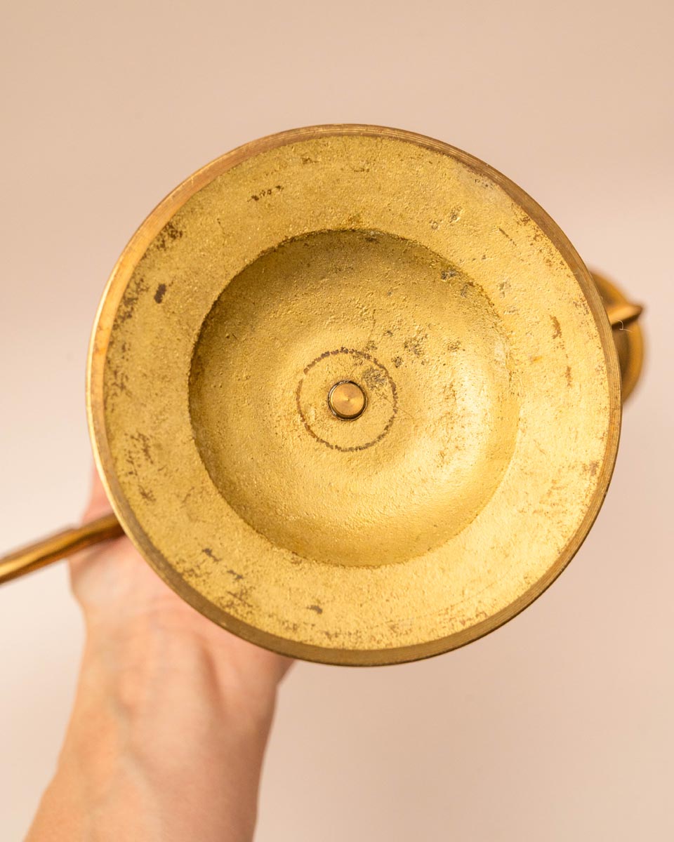 Antieke messing kandelaar voor drie kaarsen