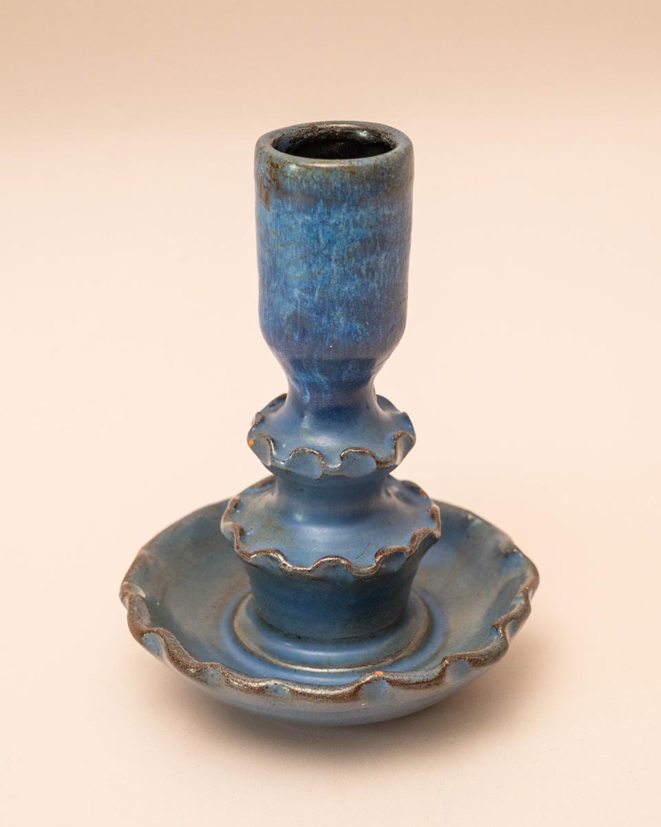 Blauwe keramieken kandelaar met geribbelde randjes