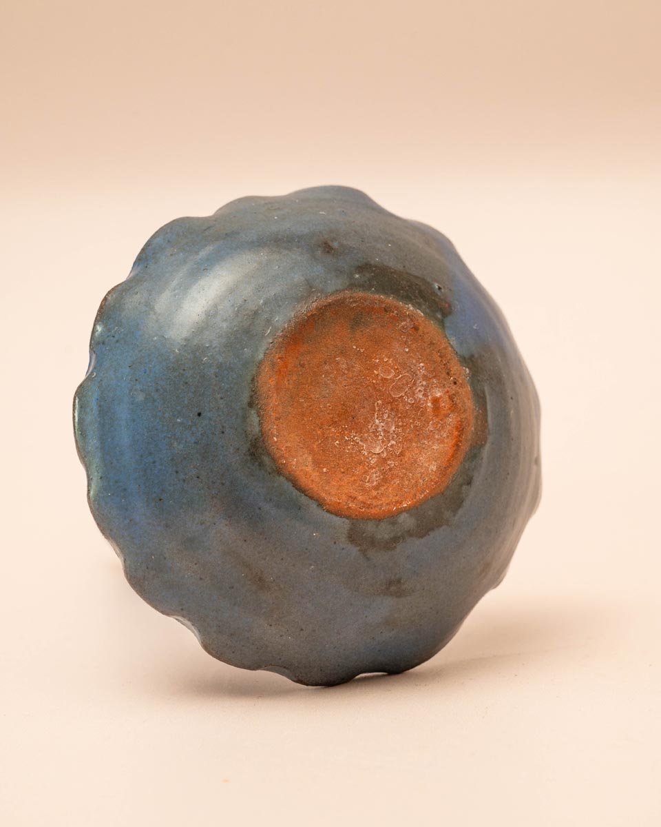 Blauwe keramieken kandelaar met geribbelde randjes