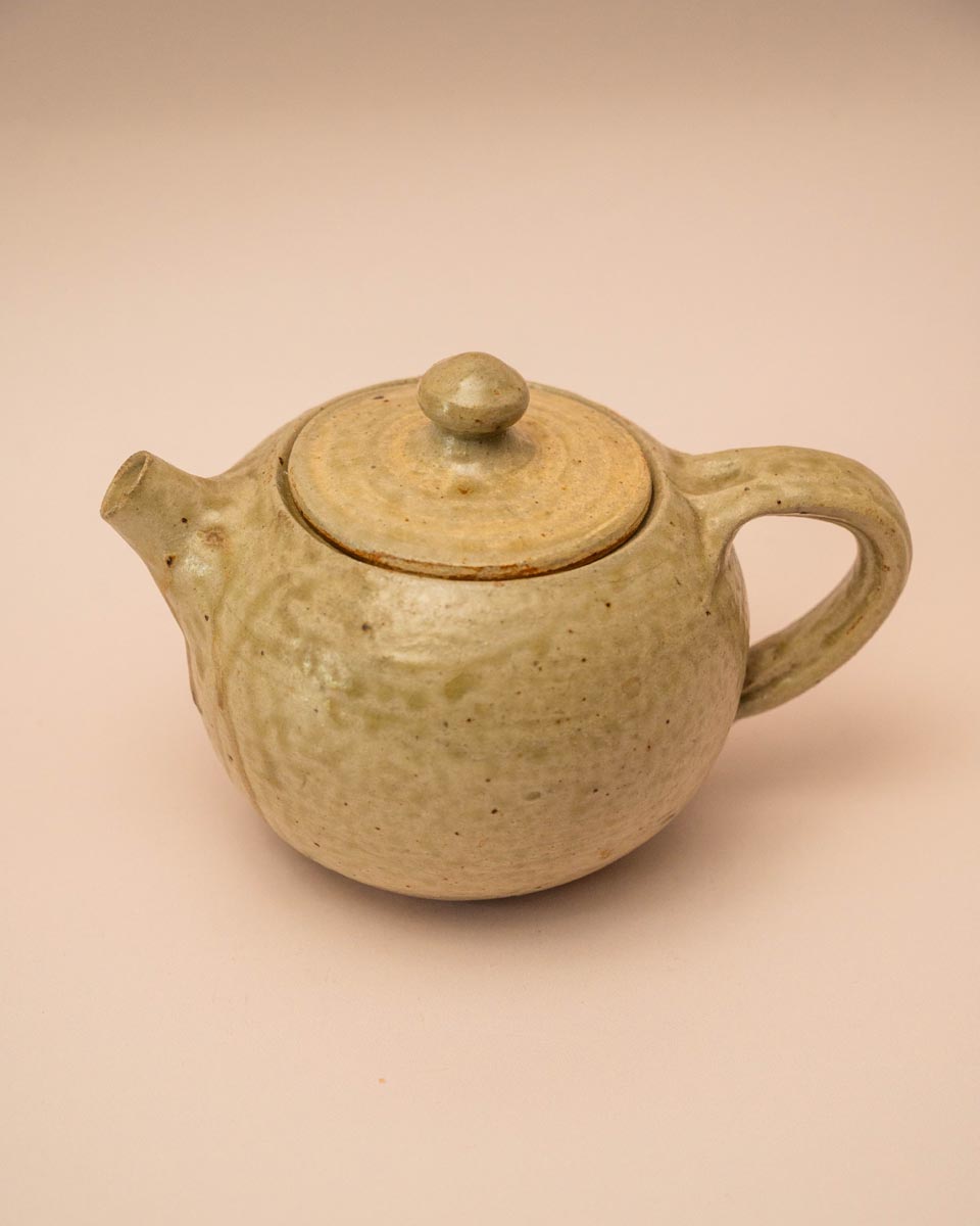 Beige keramieken theepot met markering 02/60