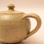 Beige keramieken theepot met markering 02/60