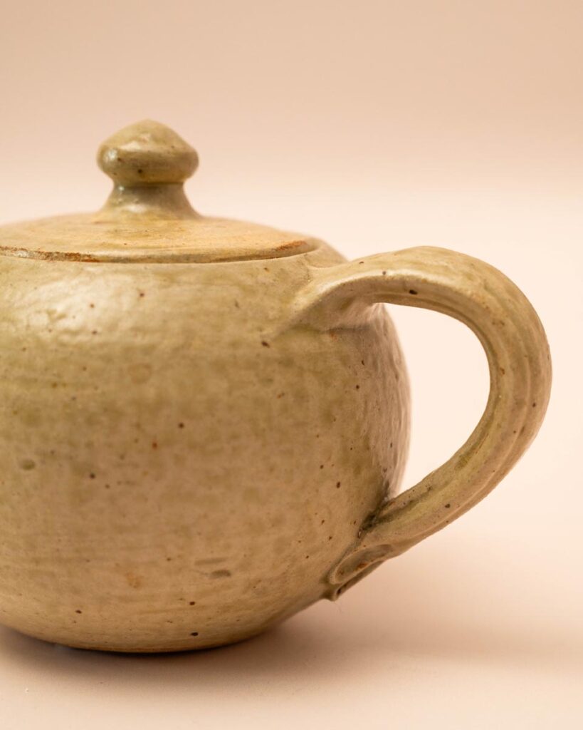 Beige keramieken theepot met markering 02/60