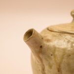 Beige keramieken theepot met markering 02/60