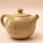Beige keramieken theepot met markering 02/60
