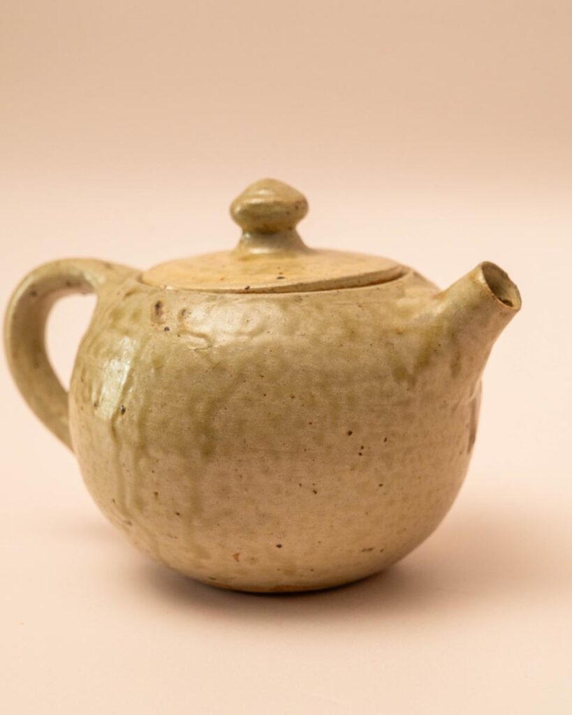 Beige keramieken theepot met markering 02/60