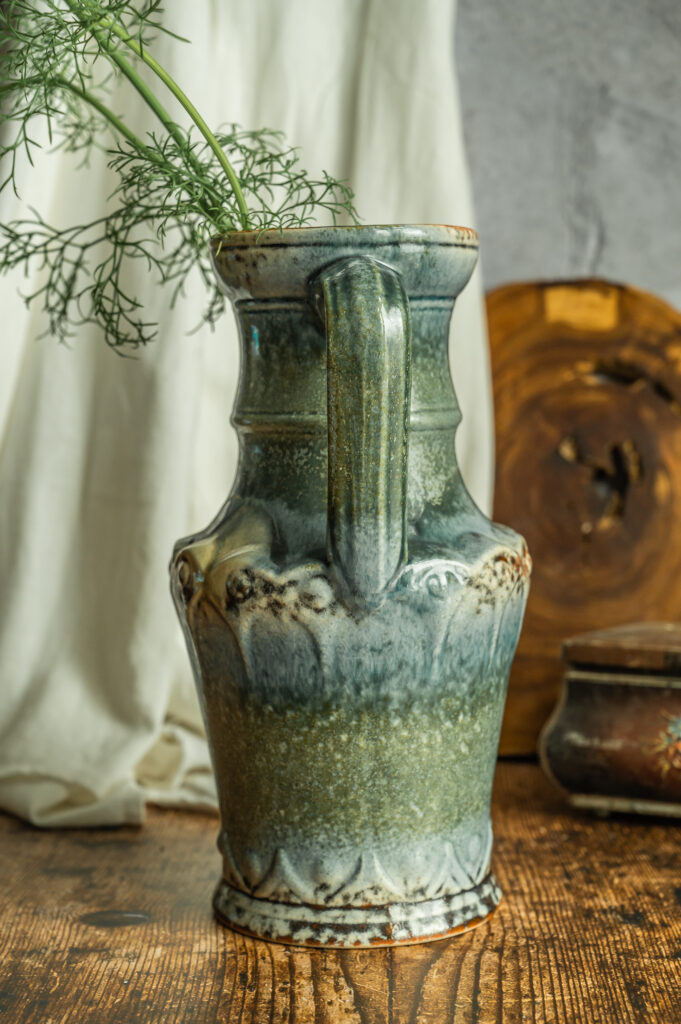 Vintage West-Duitse keramische vaas met handvat, groen en blauw glazuur.