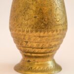 Messing vaas uit India met geëtste bloemenprint