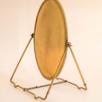 Goudkleurig tafelspiegeltje op standaard vintage