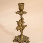 Vintage messing kandelaar met bloemenmotief voor 1 kaars