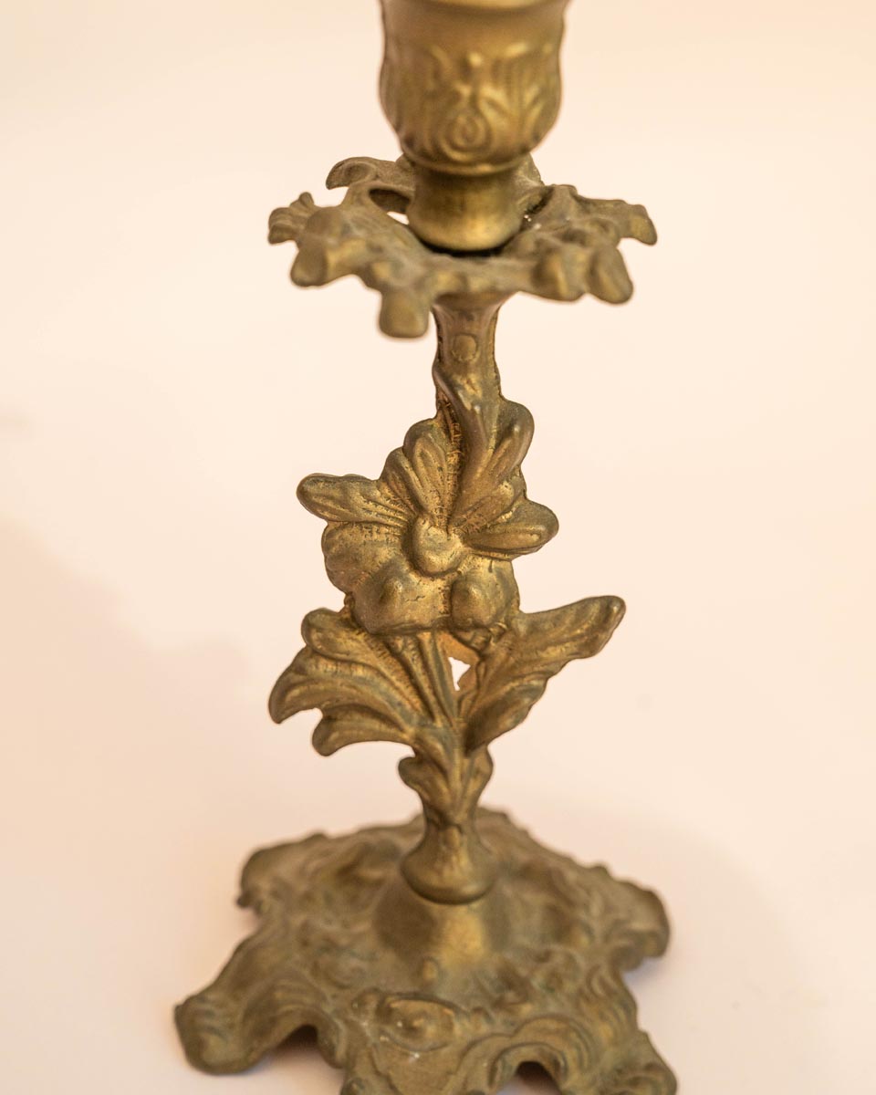 Vintage messing kandelaar met bloemenmotief voor 1 kaars