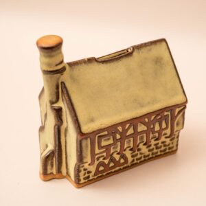 Beige keramische spaarpot in de vorm van een Jacobean huis