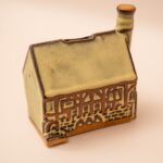 Beige keramische spaarpot in de vorm van een Jacobean huis