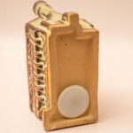 Beige keramische spaarpot in de vorm van een Jacobean huis