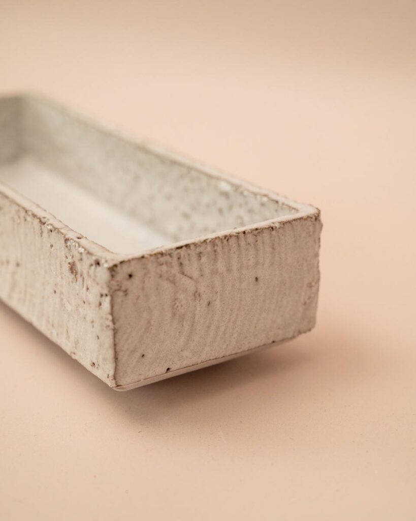 Rechthoekig grijs plantenbakje op vier pootjes