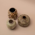Drie kleine vintage keramische vaasjes in bruine en beige tinten