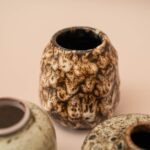 Drie kleine vintage keramische vaasjes in bruine en beige tinten