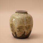 Drie kleine vintage keramische vaasjes in bruine en beige tinten