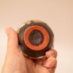 Drie kleine vintage keramische vaasjes in bruine en beige tinten