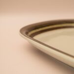 Platte vintage bruine schaal van Arabia Karelia aardewerk