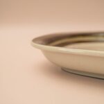 Platte vintage bruine schaal van Arabia Karelia aardewerk