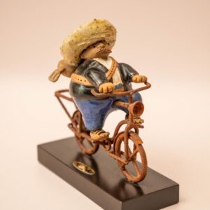 Mexicaans keramisch beeldje van Rodo Padilla met een man op een fiets