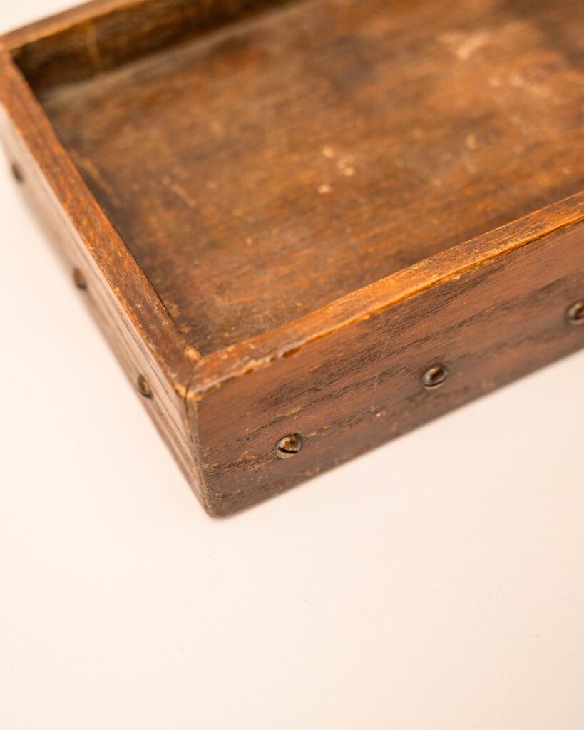 Lang, rechthoekig vintage houten bakje met zichtbare metalen schroefjes aan de zijkant