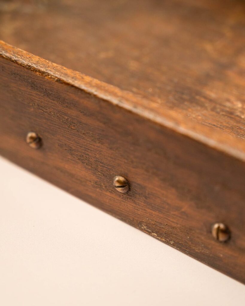 Lang, rechthoekig vintage houten bakje met zichtbare metalen schroefjes aan de zijkant