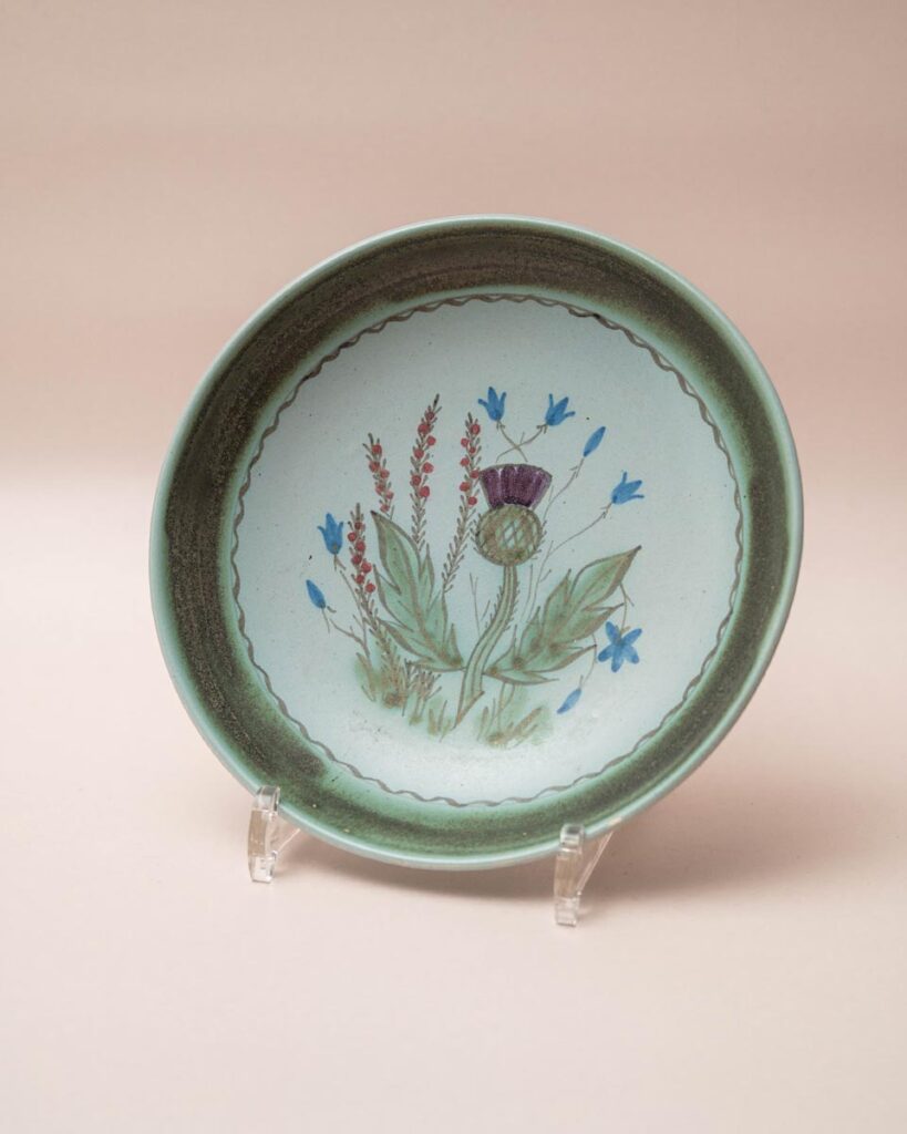 Lichtgroen stoneware bord van Buchan Portobello Schotland