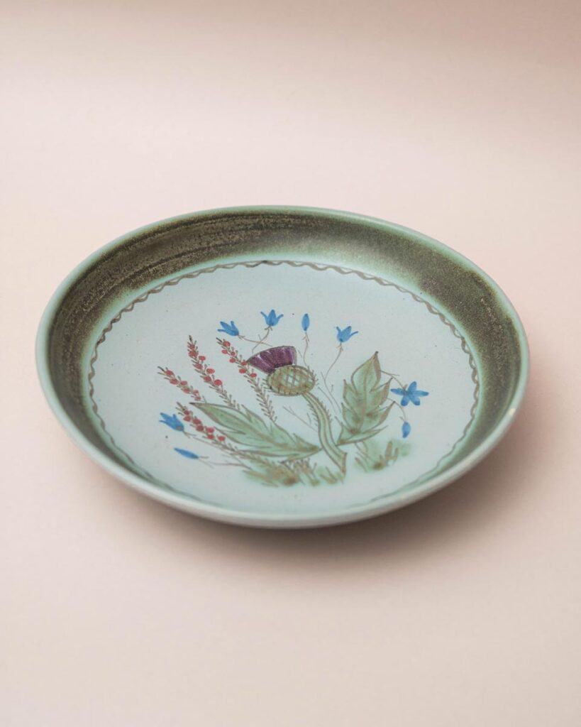 Lichtgroen stoneware bord van Buchan Portobello Schotland