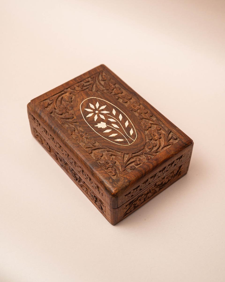 Rozenhouten sieradendoos met ingelegde beenpatronen