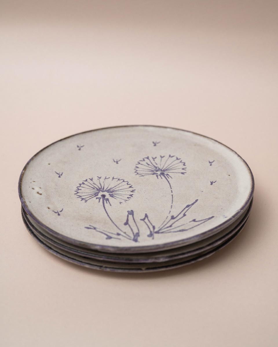 Drie handgeschilderde grijze bordjes met paarse paardenbloemen