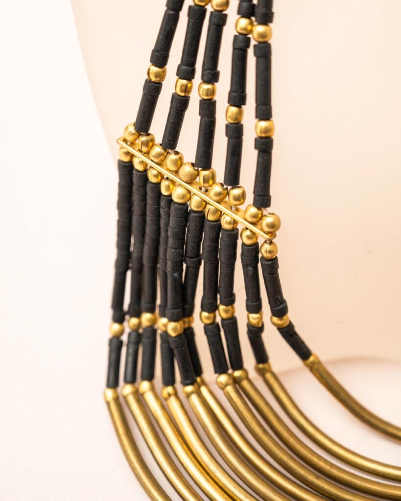 Gelaagde messing ketting met zwarte houten kralen