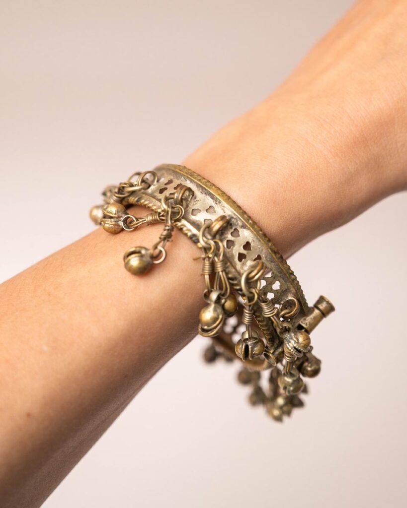 Goudkleurige messing armband met kleine belletjes en tribal bedels