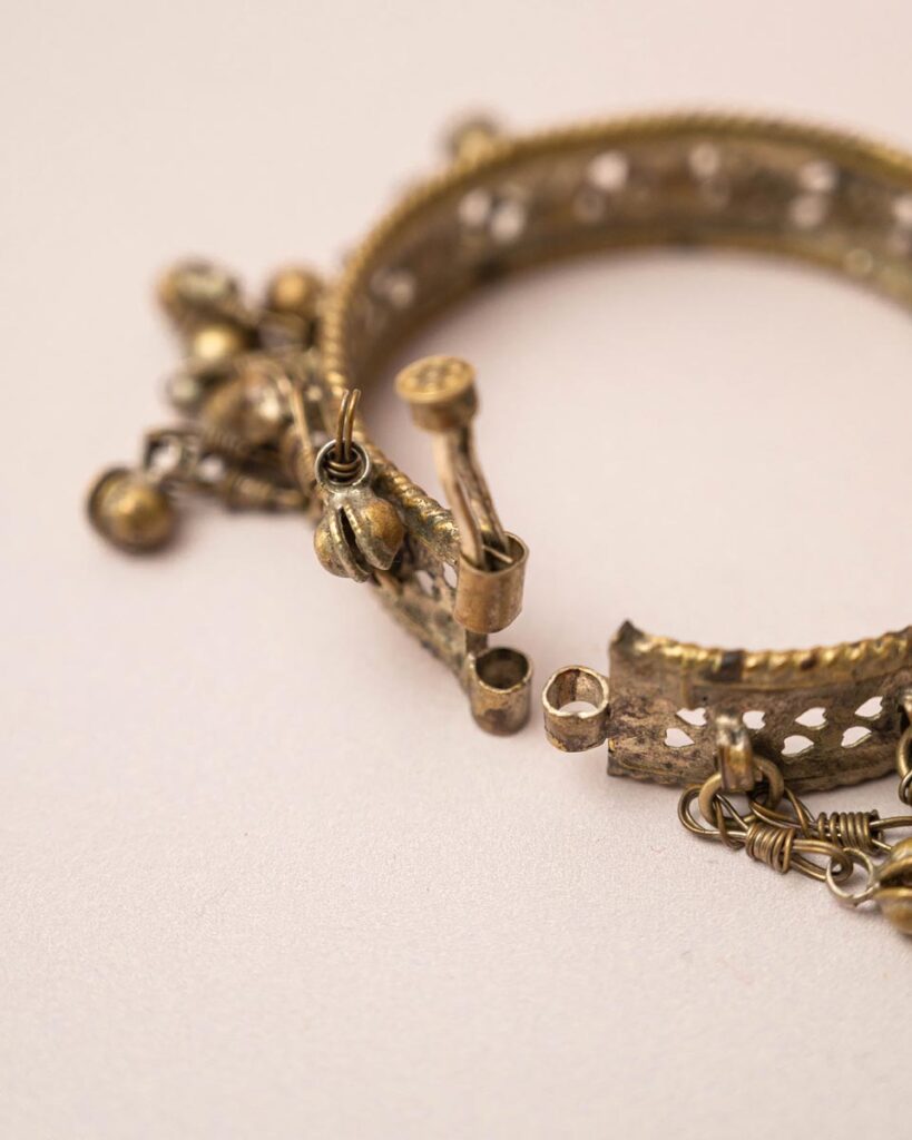 Goudkleurige messing armband met kleine belletjes en tribal bedels