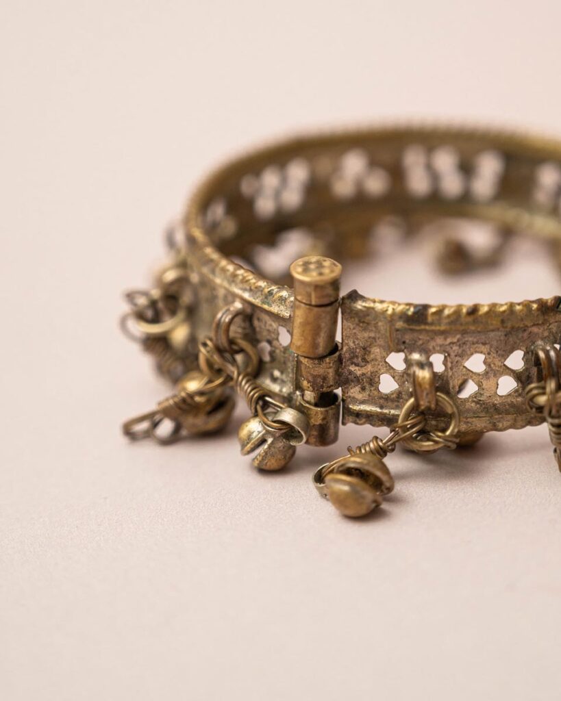 Goudkleurige messing armband met kleine belletjes en tribal bedels