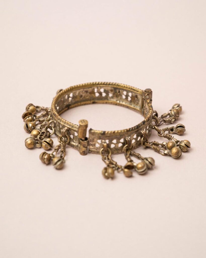 Goudkleurige messing armband met kleine belletjes en tribal bedels