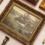 Vintage schilderij met een zwanengezin en een goudkleurige, sierlijke lijst