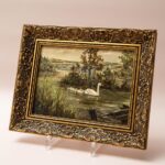 Vintage schilderij met een zwanengezin en een goudkleurige, sierlijke lijst