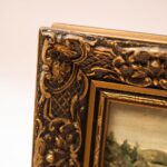 Vintage schilderij met een zwanengezin en een goudkleurige, sierlijke lijst