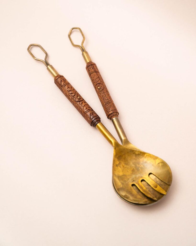 Twee vintage opscheplepels van messing met houten handvatten