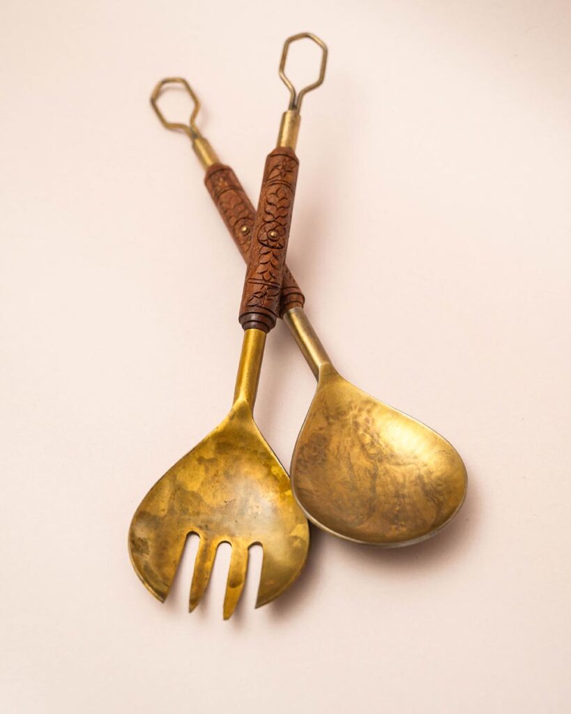 Twee vintage opscheplepels van messing met houten handvatten