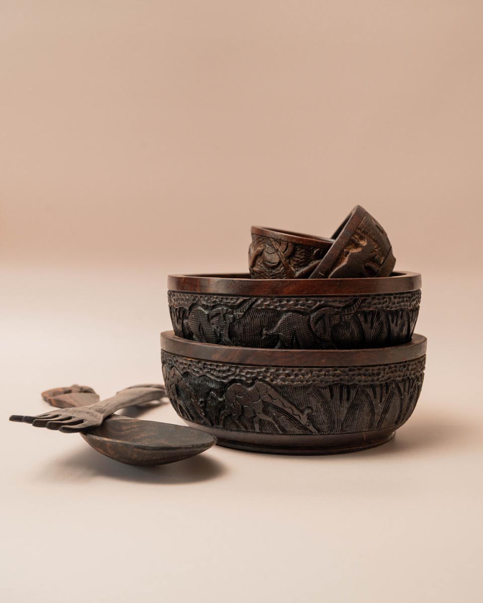 Set van vier houten schalen met diersnijwerk en houten slabestek met olifanten